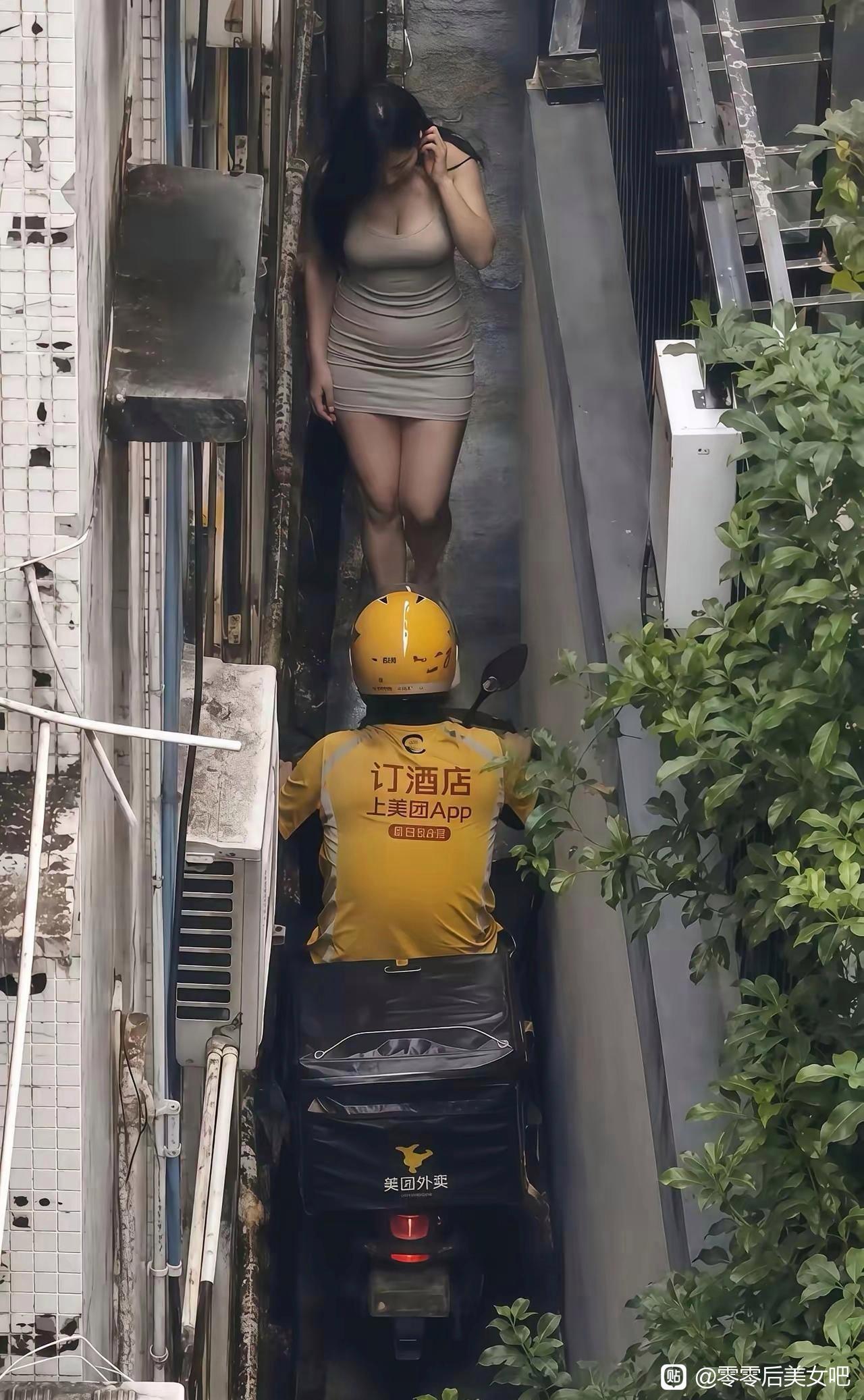 这条狭窄小巷碰上，属实是进退两难了！又窄又逼仄的小巷子里，外卖小哥骑着电动