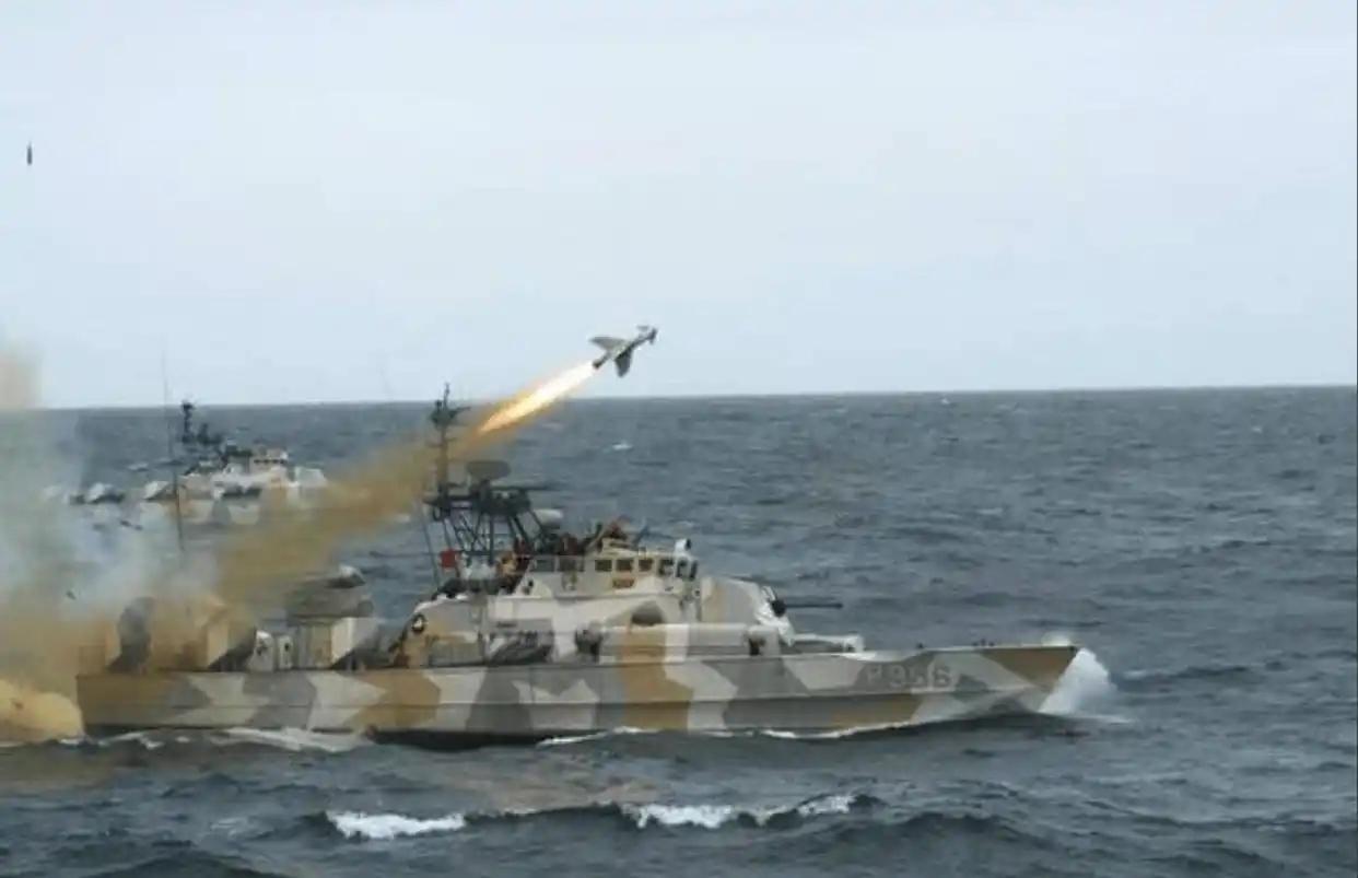 据媒体报道，伊斯兰革命卫队（IRGC）的攻击艇通过在船后拖曳大型空置尼龙网，把自