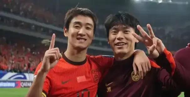 蓉城二宝回家啦！韦世豪2张黄牌下场停赛，韦世豪也解脱了，胡荷韬由于对印尼受伤，他