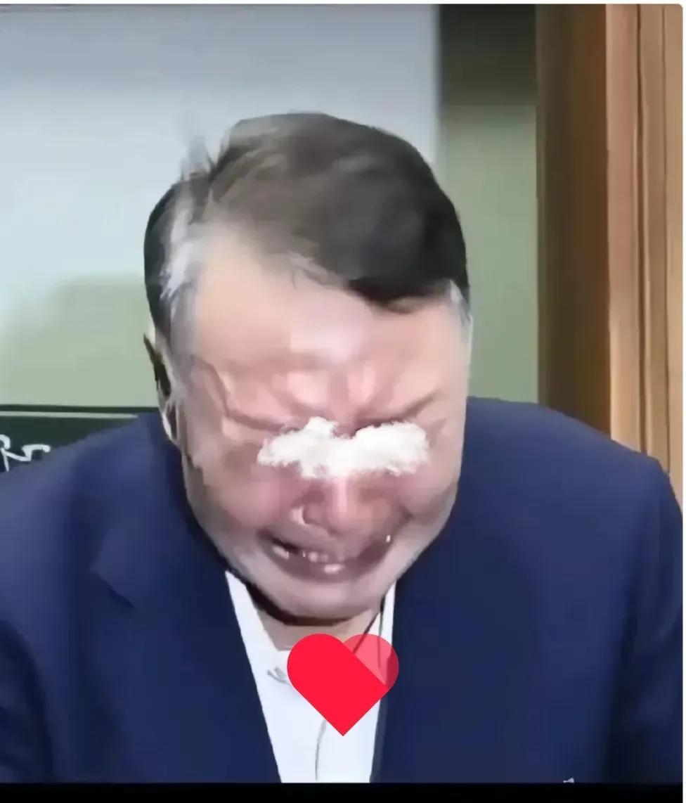 近日，尹锡悦在韩国特检组受审时痛哭流涕，完全像个孩子一样的大哭。这跟去年做总统时