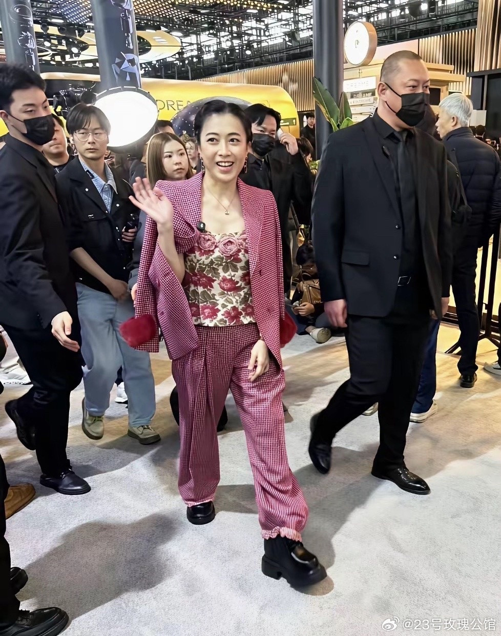 原来富婆甘比和女微商一样，都喜欢把外套披在身上。不过微商女性比她自信多了，甘比气