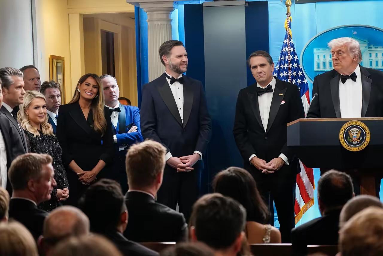 是不是有这样的感觉：昨晚华盛顿酒店记者年会上发生的“枪声事件”，从当时现场应对到