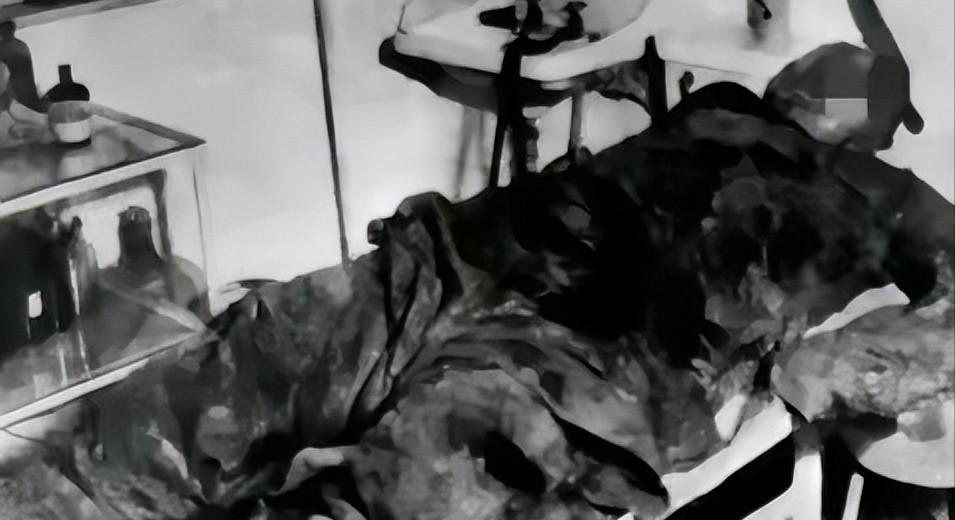 1949年，上海，被反动派残杀后的李白烈士遗体，此时的李白早已被折磨得不成样子了