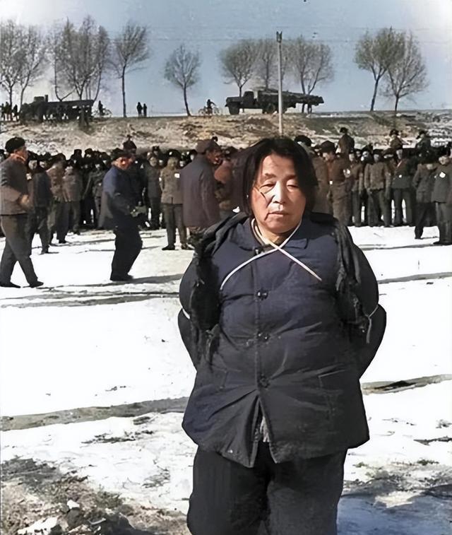1980年2月8日，哈尔滨工人体育馆挤满了五千多人，两名法警押着一个头发散乱的中