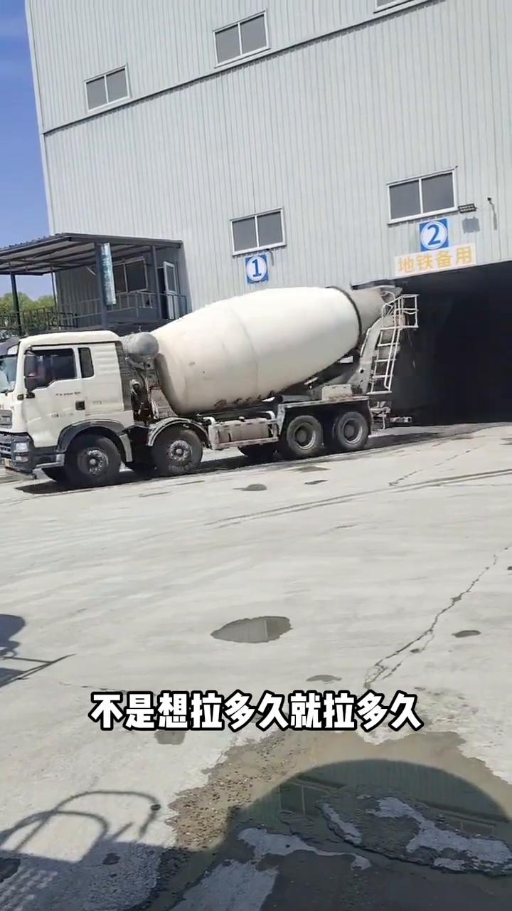 为什么搅拌车司机要把里面的混凝土全部倒掉？你可别以为这是司机在发脾气，其实他是在