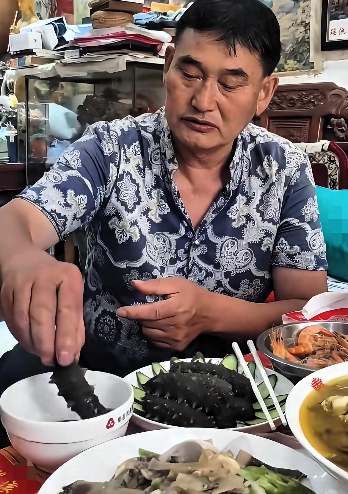 大衣哥的商演，几乎全黄了。不是他过气了。是那个曾经挥着钞票请他唱歌的时代，自