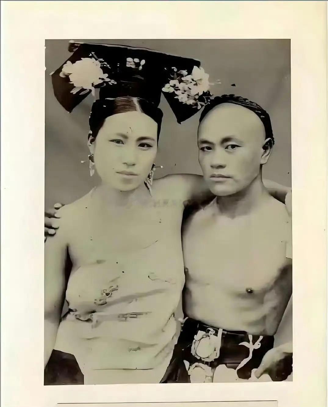 可能是我太保守了，我接受不了右边的清朝老照片…​​​