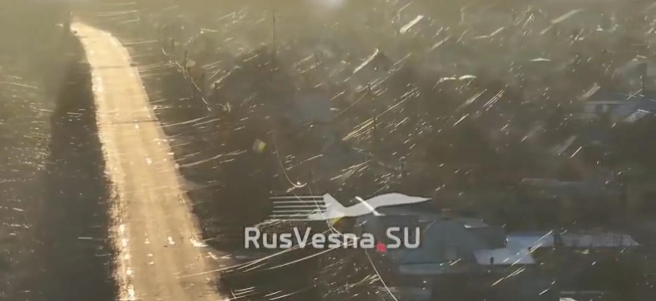 红利曼已经成为“盘丝洞”，到处都是光纤无人机使用后留下的光纤，可见俄军使用的光纤