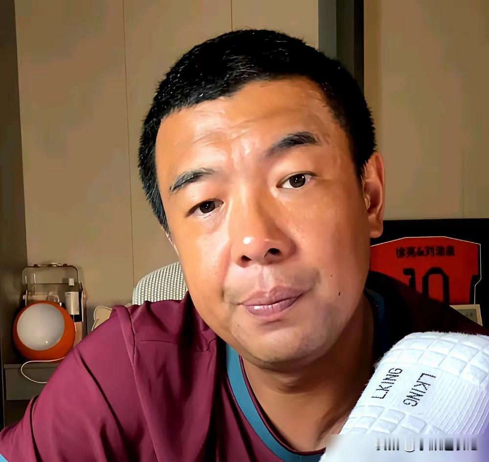 徐亮在直播中说巴萨签下的李昊炎是他推荐给董路的，夸自己眼光好。没想到董路那边