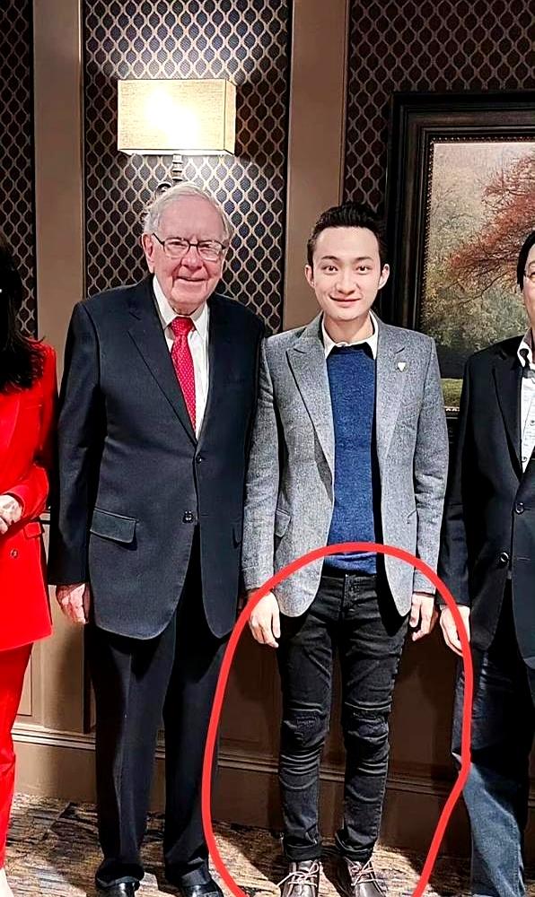 三千多万买一顿饭，裤腰还勒着廉价紧身裤。纽约的顶级牛排馆里，镜头一抬，对面坐着