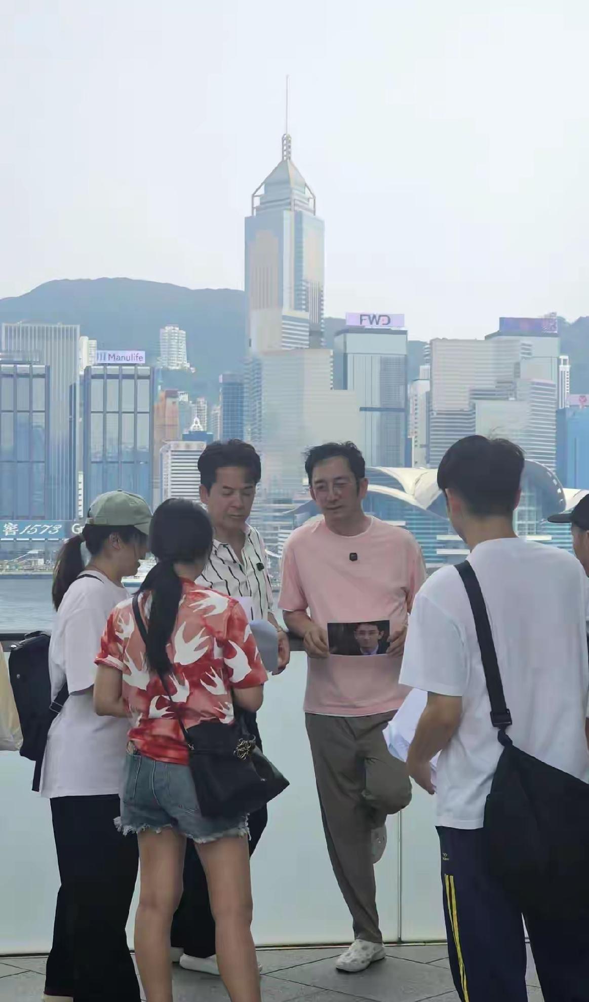 不得不感叹香港不仅女星保养得当，男星亦是如此，郭政鸿和吴启华在街头录制节目，