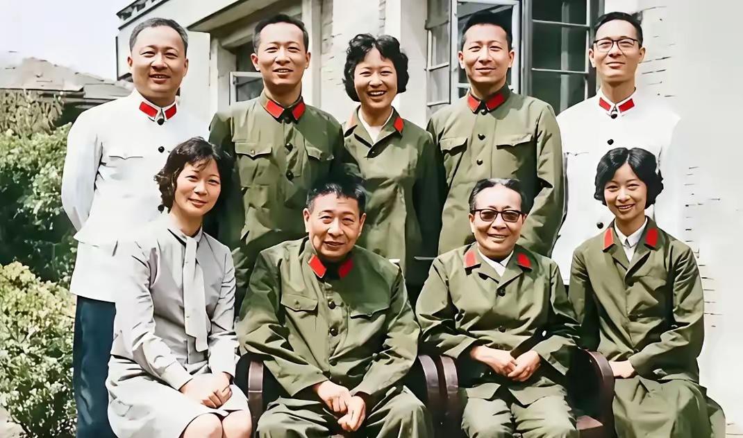 真是时代变了，当年的全家福都是穿军装，如今都是穿着西装，一字之差，但感觉完全不一