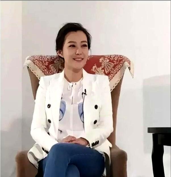 她明明长得挺漂亮的，皮肤白，身材又好，算是微胖的女演员里演技最好的一位。长相好