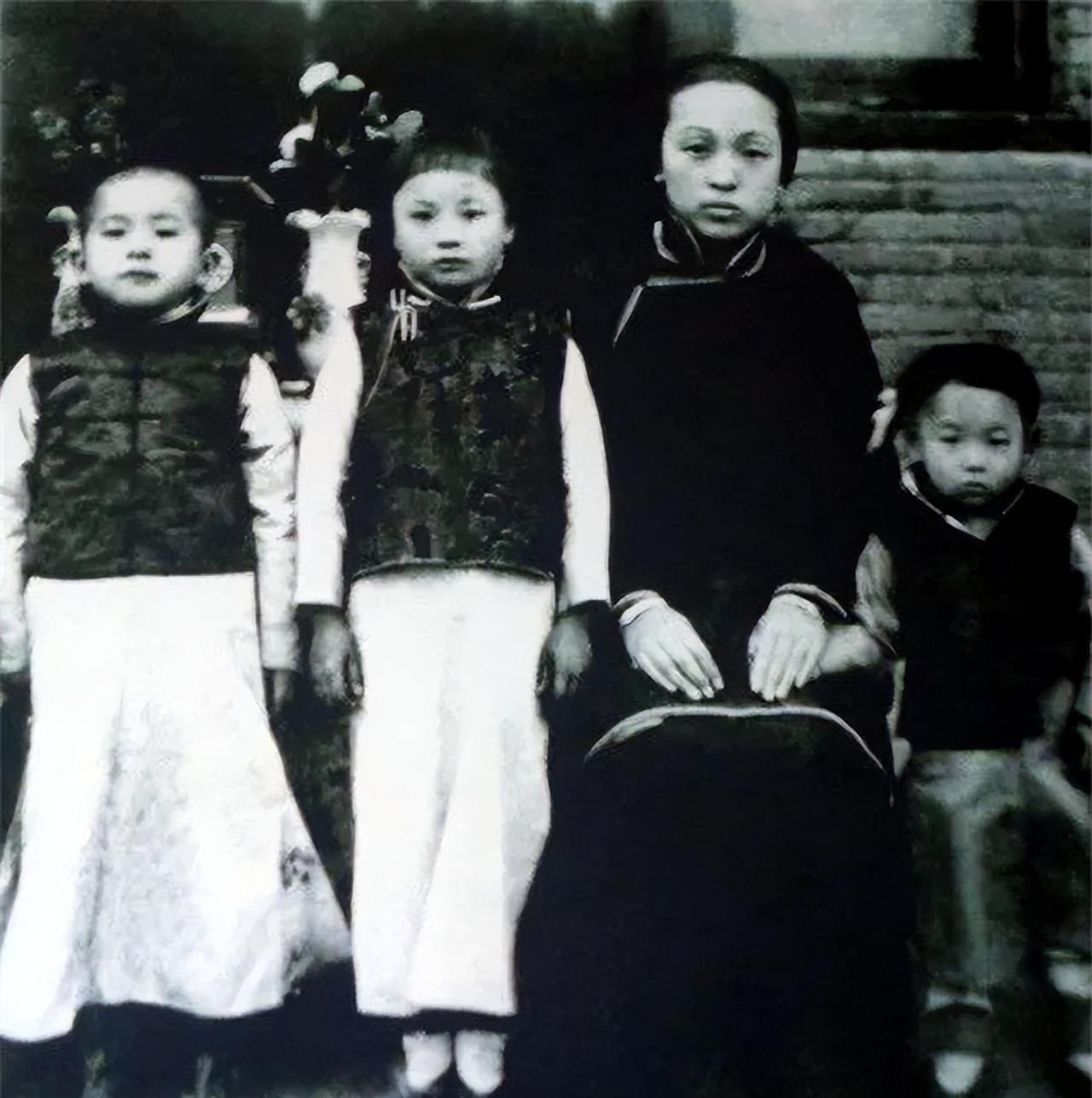 1923年，年近五旬的张作霖刚到天津，偶遇一个身材婀娜的年轻女孩，随从说