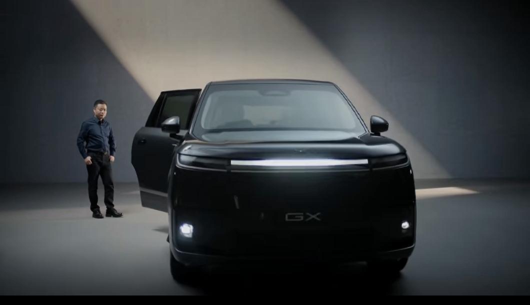 看了小鹏旗舰GX的格调宣传片。片子里小P回答何小鹏的声音，一下就觉得全片的高