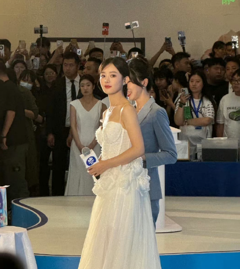 赵丽颖最新生图不但漂亮还自带氛围感，人怎么可以好看到这个程度啊