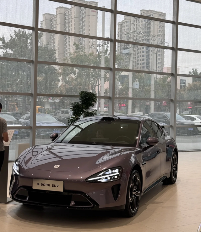 20岁女大选小米su7还是小鹏p7第一次买车不知道怎么选，来个懂行给点建议吧！