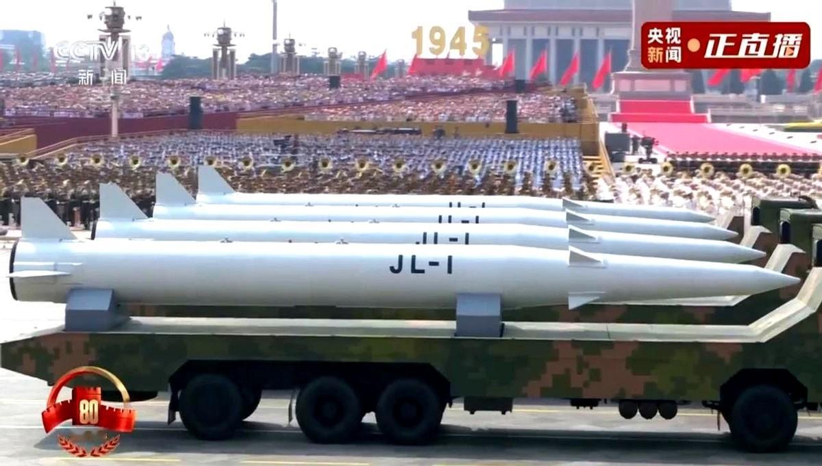 轰-6N腿短，导弹补。网友一句话：航程不够，导弹来凑。10米长的JL-1挂上去