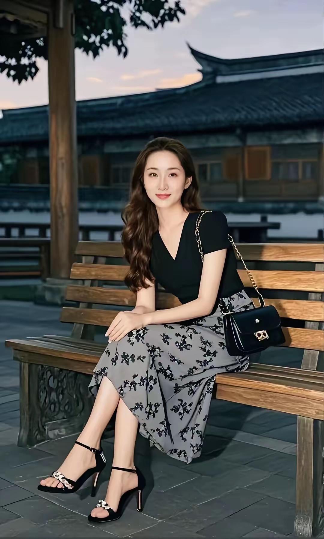 优雅古风，黑裙与花裙的完美结合，尽显东方韵味。