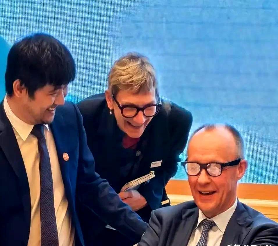 我跟你说，最近这事儿真是让人振奋！德国总理默茨，堂堂一国首脑，竟然在杭州的午宴