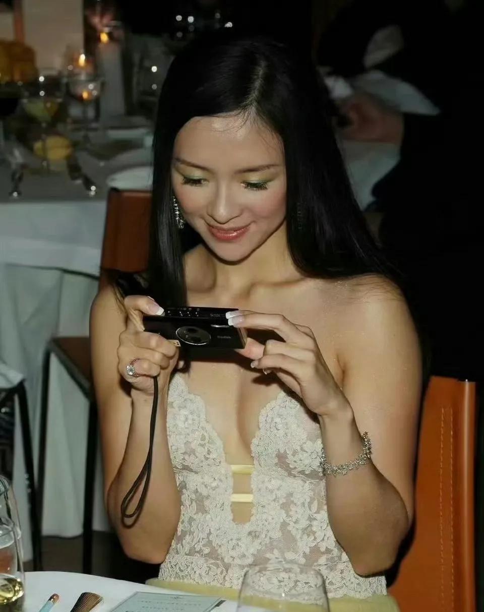 章子怡这造型，美得时光都静止了那个时候的她，有种邻家闺蜜的亲切感现在真的是国