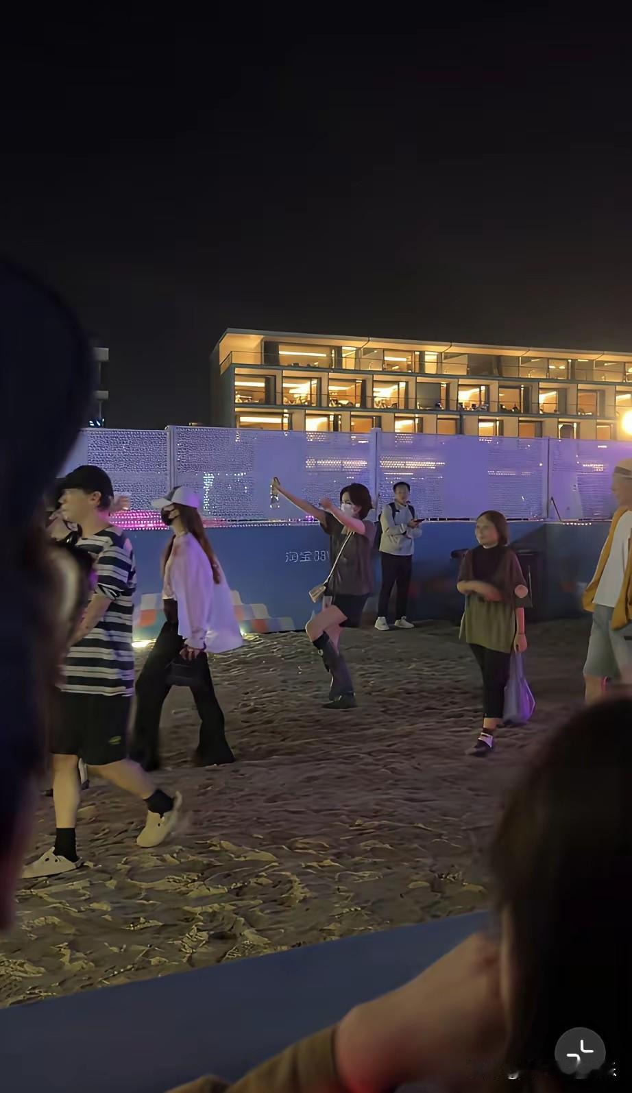 王菲在阿那亚音乐节蹦迪，57岁的她自娱自乐，没有人注意她，她沉浸式跳舞，根本无人