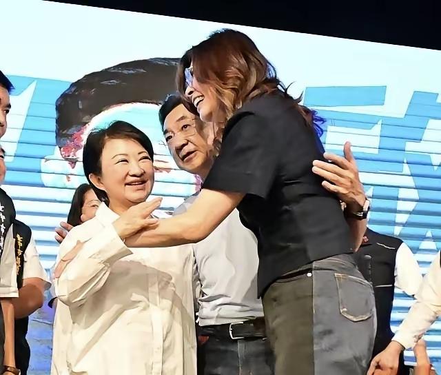 郑丽文为台中市辅选市长参选人江启臣造势也就罢了，还主动拥抱卢与江，在讲话中称“卢