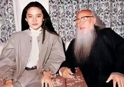 1983年，导演徐克想求张大千墨宝，带着厚礼去拜访，谁知84岁的张大千已封笔多年