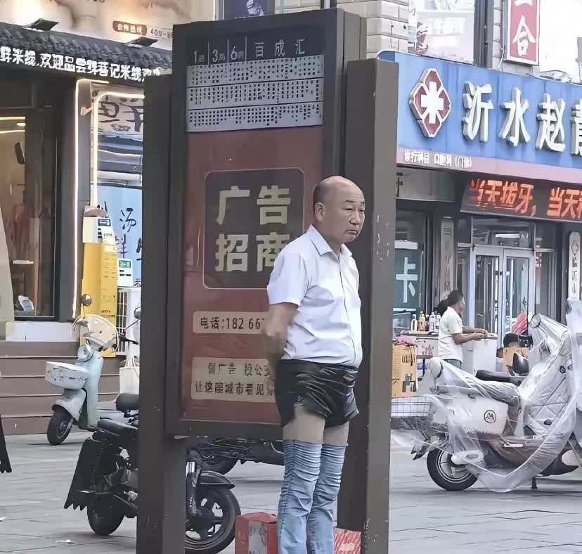 山东临沂，有一名男子驾车经过沂水县某段路的公交站的时候，看到一名大叔站在公交站台