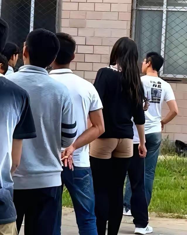 哇塞！老照片违和感真离谱！网上看见这张照片，把俺吓一大跳，几名学生模样的人排