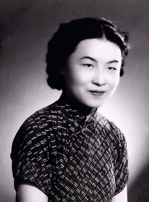 1988年，杨绛的丈夫钱钟书和女儿钱绛，相继去世，88岁的费孝通觉得自己终于有机
