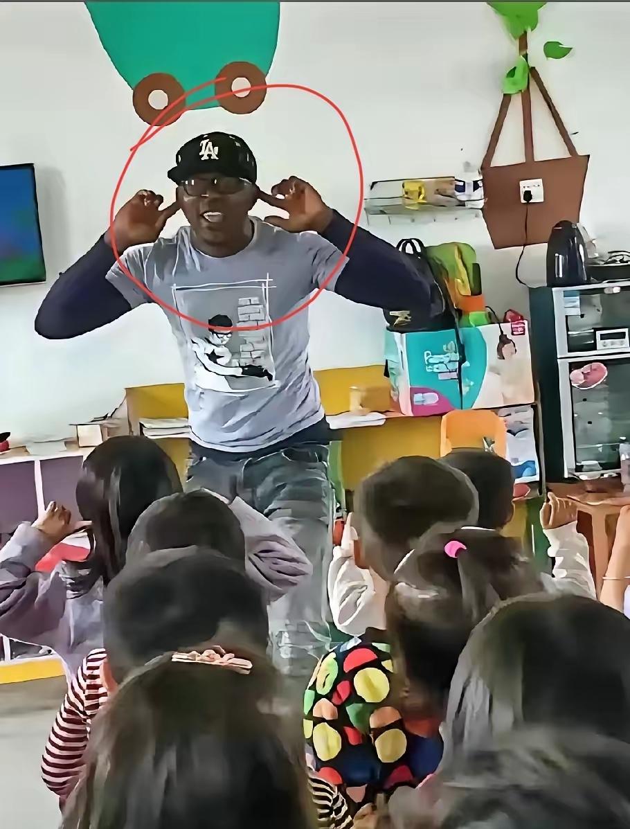 近段时间北京顺义某幼儿园突然闹出大事。园方新来了位南非外教，结果家长们炸了锅。一