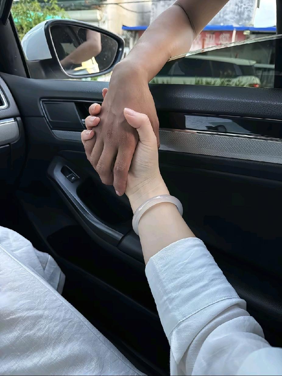 中年后最大的愚蠢就是出轨女人最大的蠢：拿着安稳的家，去赌外人的温柔人到中