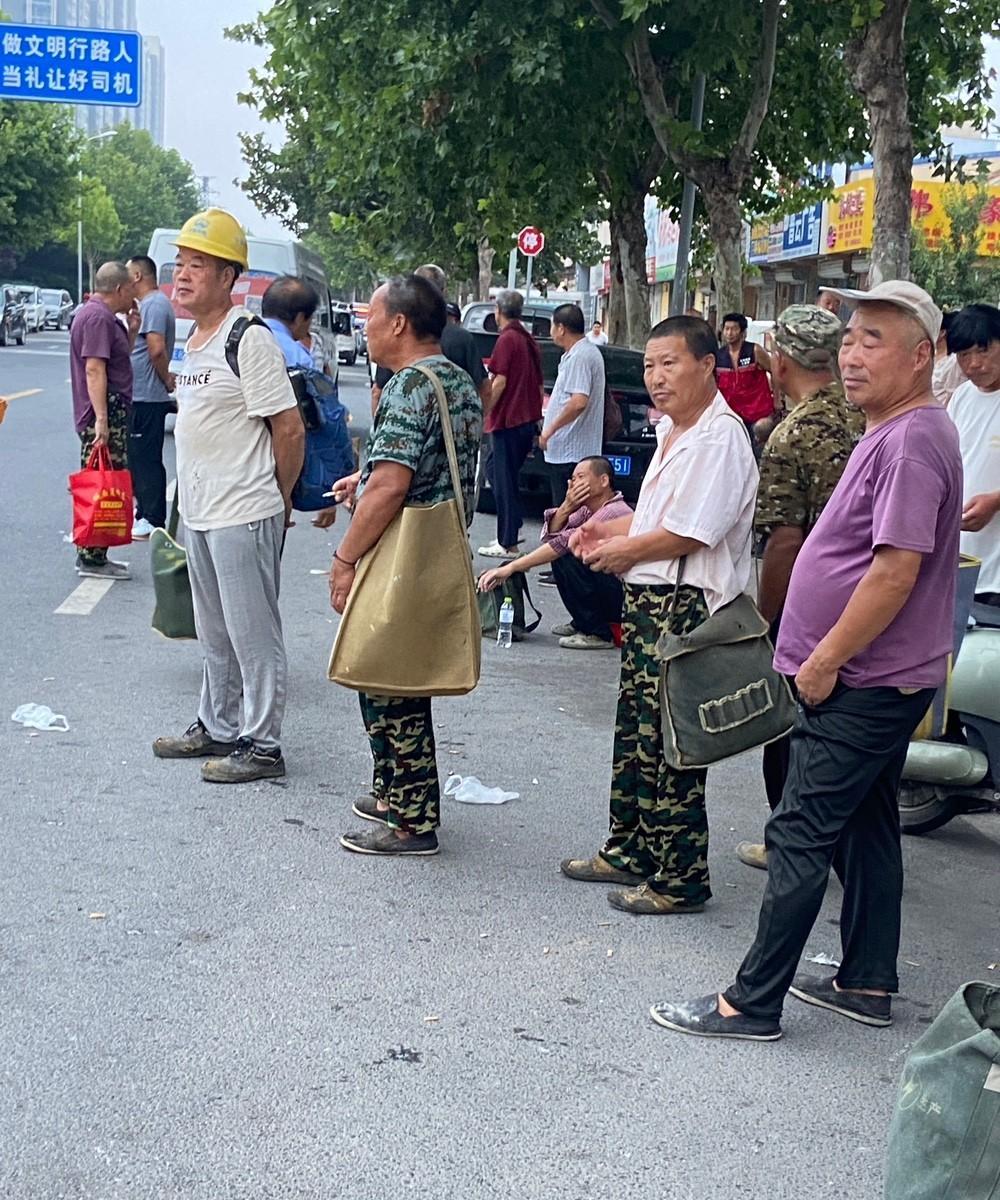 今天是8月20号，我来给大家带来最新的劳务市场上的实用消息。五点多我又来到山东