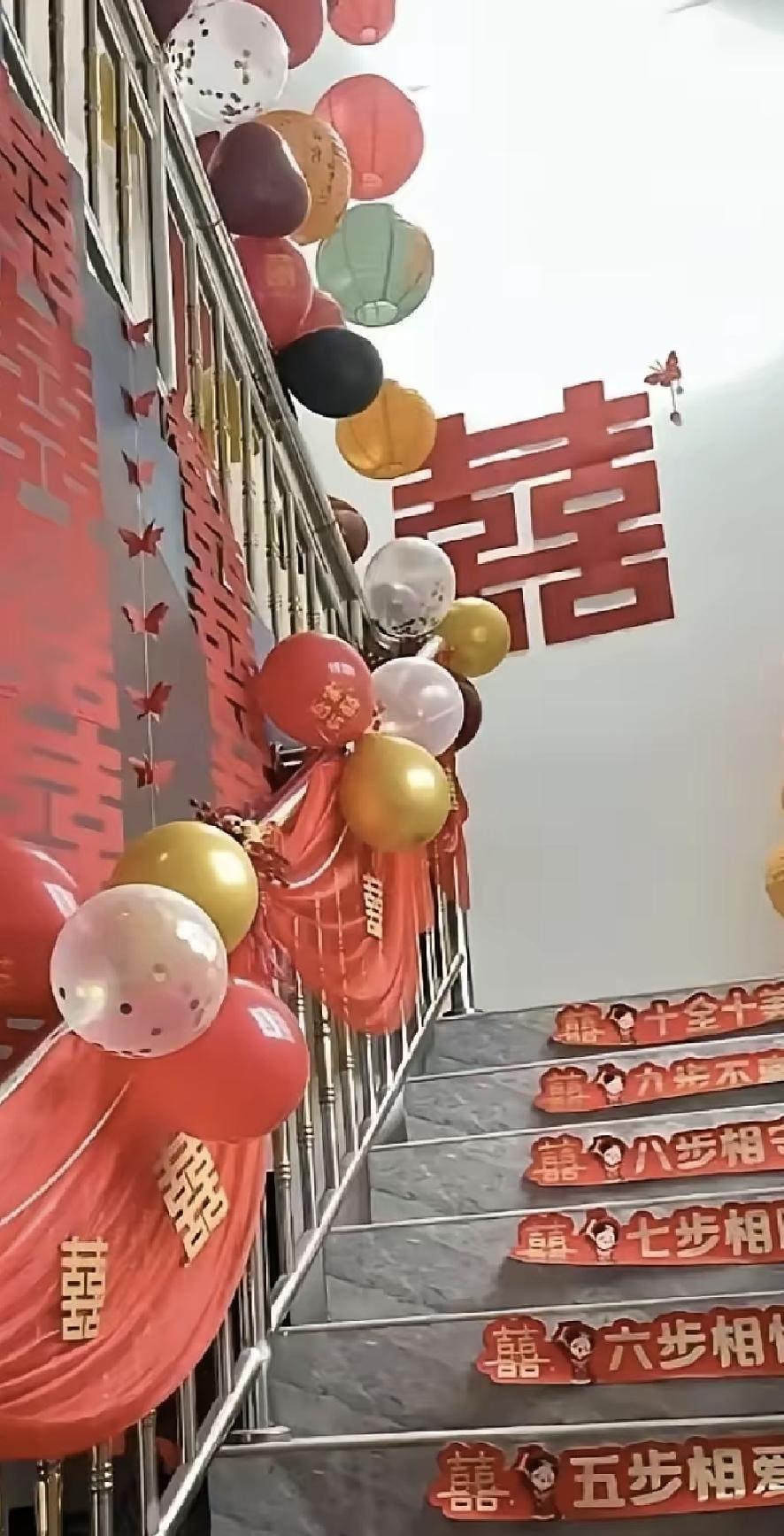 县城一对小夫妻办完婚礼就去旅行了，家里没人。大姑姐离婚带娃，娘家住不下，就带着孩