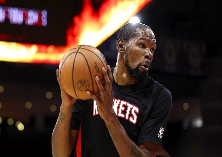 把球给杜兰特。真的，就这么简单。以前看火箭比赛，最后几分钟手心全是汗，现在？