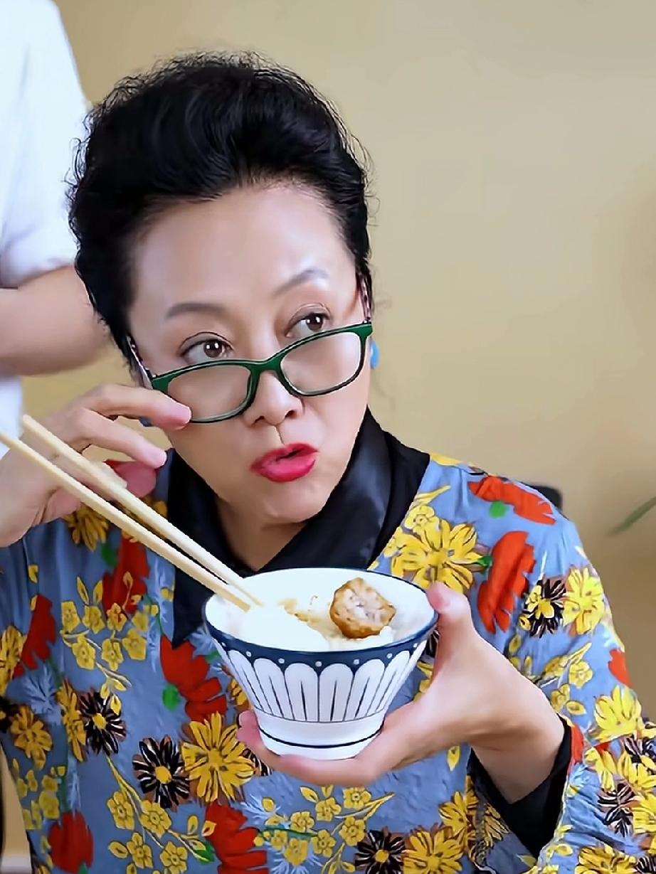 王丽云是电视剧里的“恶婆婆”专业户，她的演技成熟老辣，惯于饰演那种面相刻薄的中老