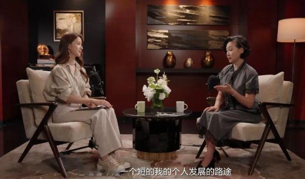 事实证明，多读书还是有必要的。 章泽天访谈何超琼，她一直在假笑，何的回答她也