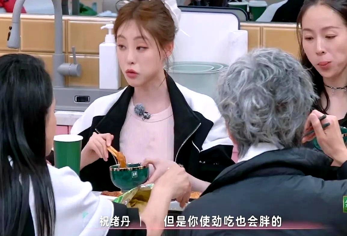 吃饭时，祝绪丹吃了很多，曹颖一脸羡慕的对李晟说："她这么吃才80斤。"李晟："为