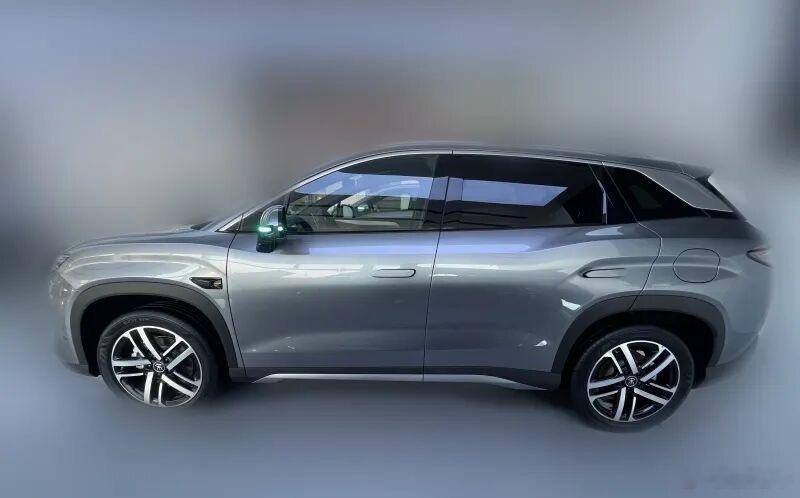 比亚迪宋LDMI销售反馈：1，这家店仓库里的宋L三代同堂，你既可以买到宋L，也