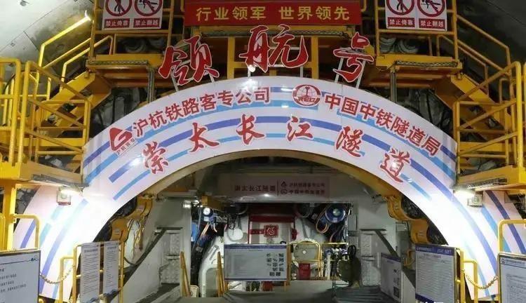 水下89米,30层楼的深度,每平方米扛着近90吨水压——这是什么概念?相当于脑袋