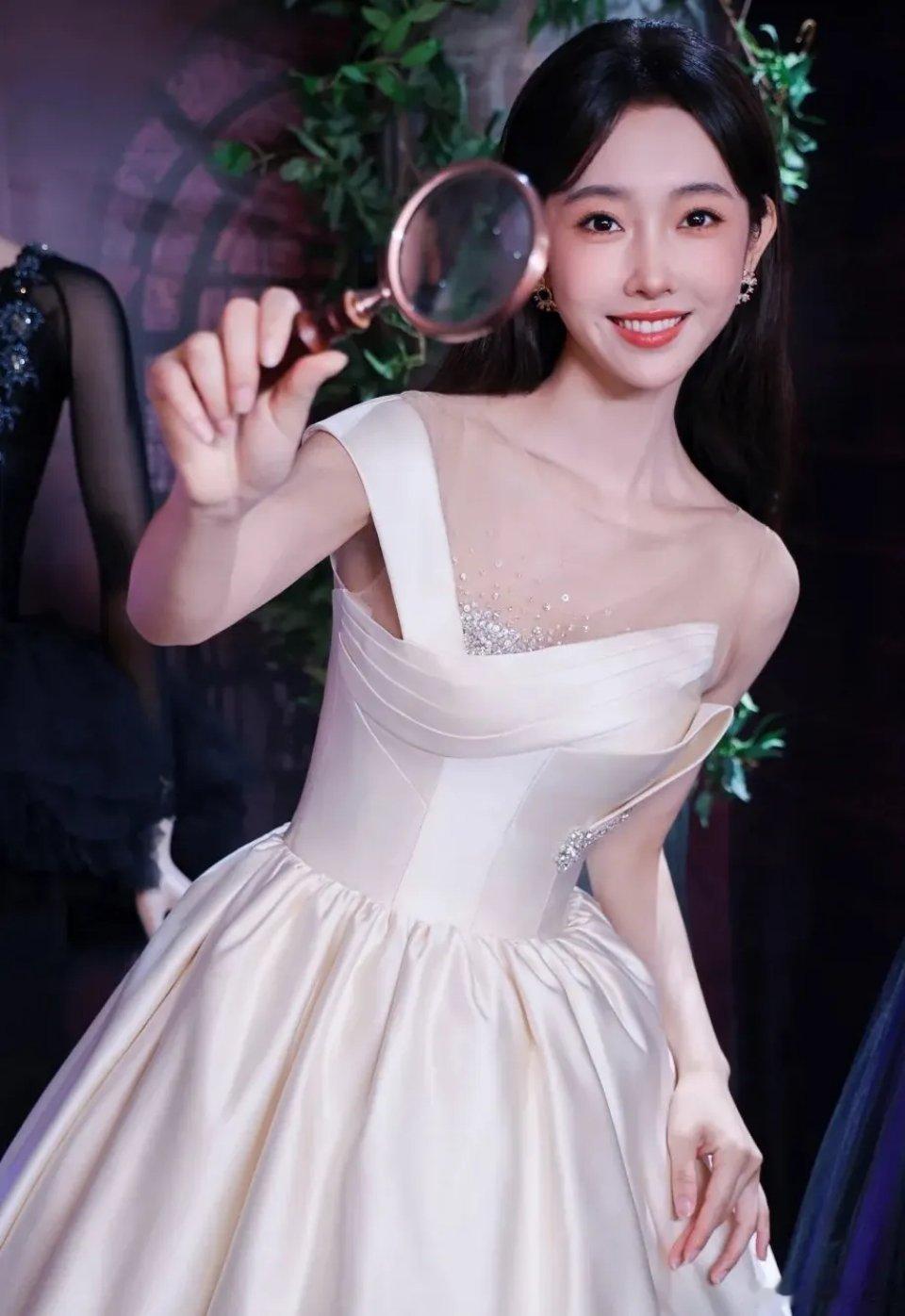 宣璐身着白色蓬蓬礼服裙，宛如甜心公主降临，绝美风姿令人一眼沦陷！​​​