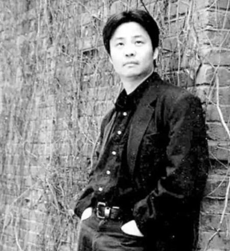 1992年，余华把《活着》的清样交给张艺谋。当晚，张艺谋就失眠了。次日，张艺谋把