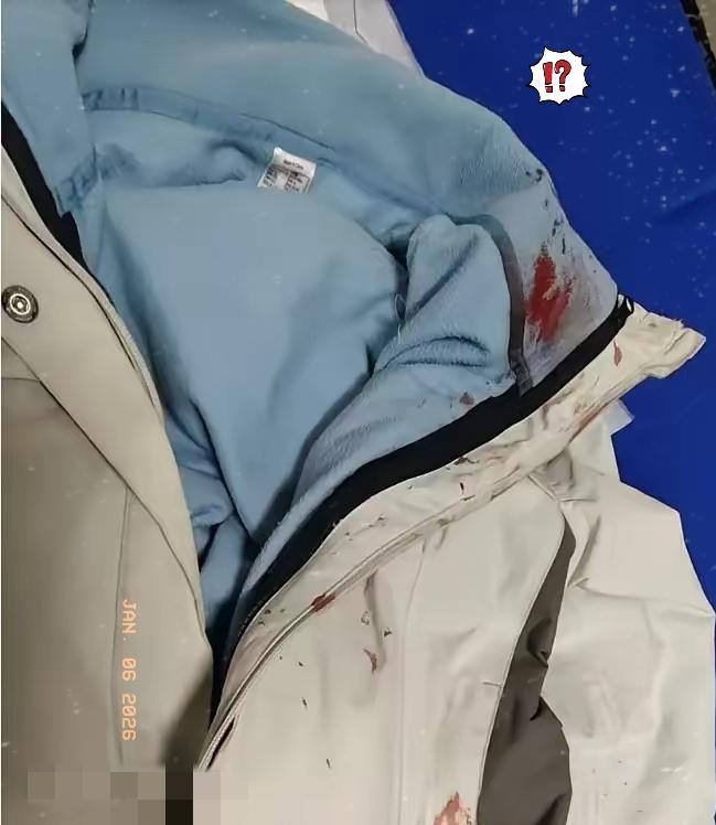 1月3日下午在漯河街头，突然俩男人吵架吵疯了，其中一个从三轮车上抽出一把刀就往对