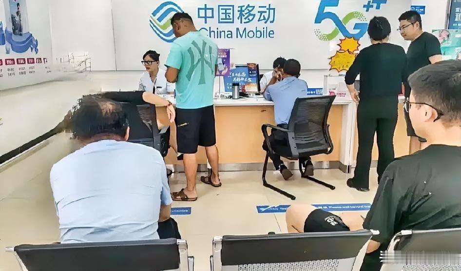 今天在移动营业厅，听到位大哥说，为啥不能改成8块钱的套餐，我一个月套餐139元，