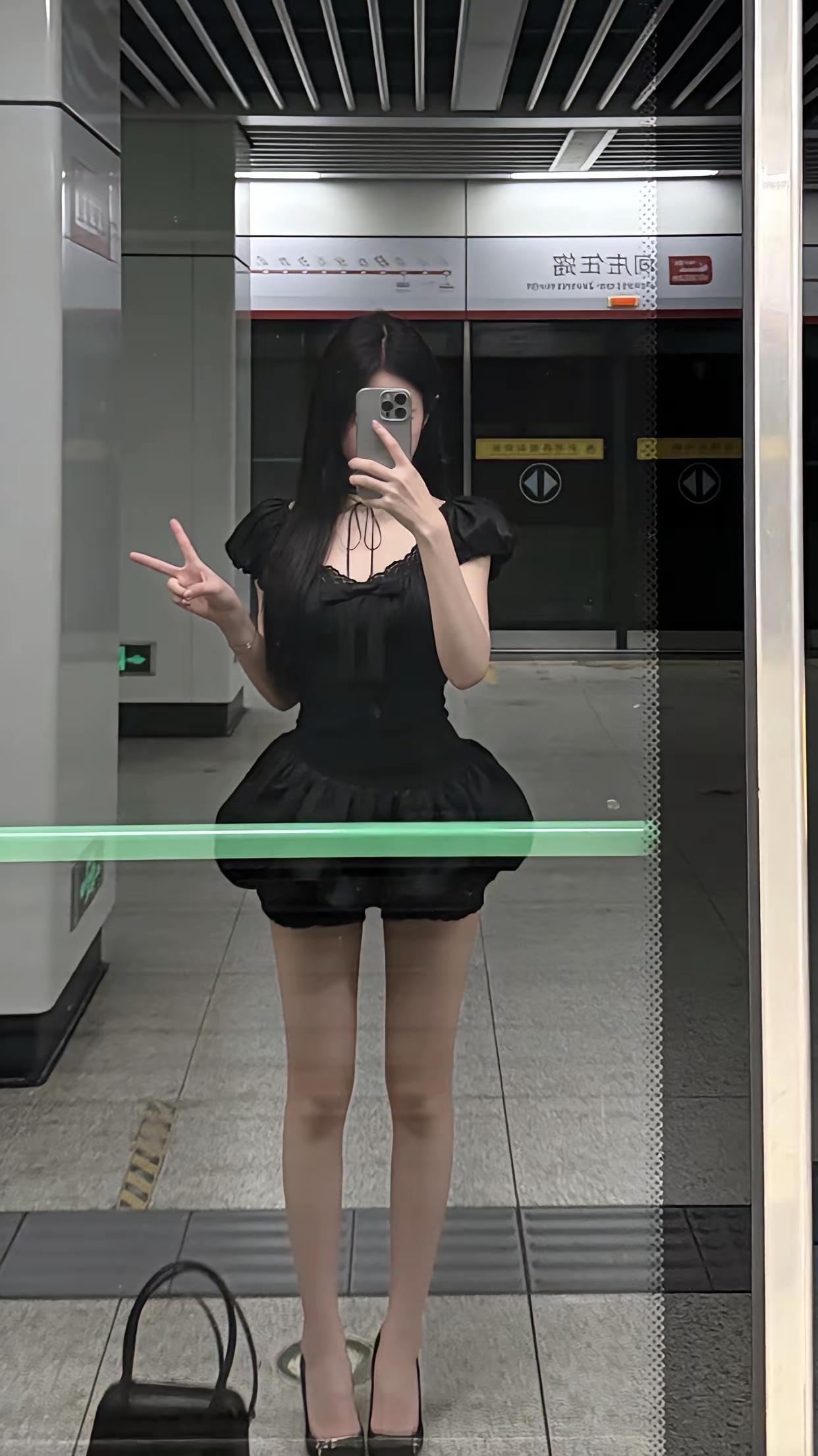 下地铁🚇时，对镜自拍🤳
