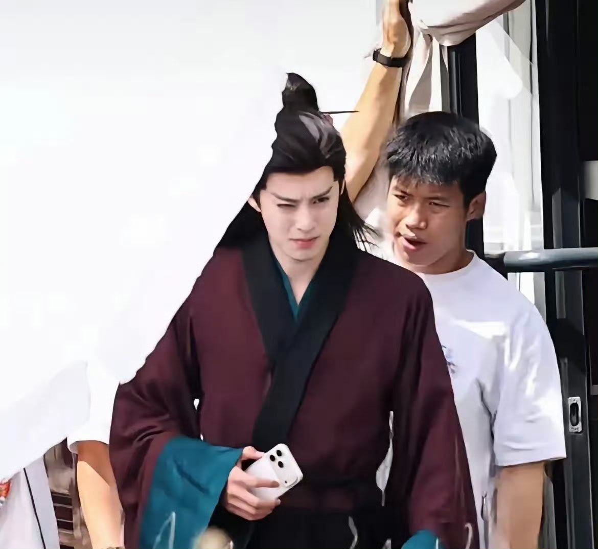 王鹤棣看手机路透是不是在看网友分析倒无所谓，但制作人、导演们瞅瞅这位男主角的眼
