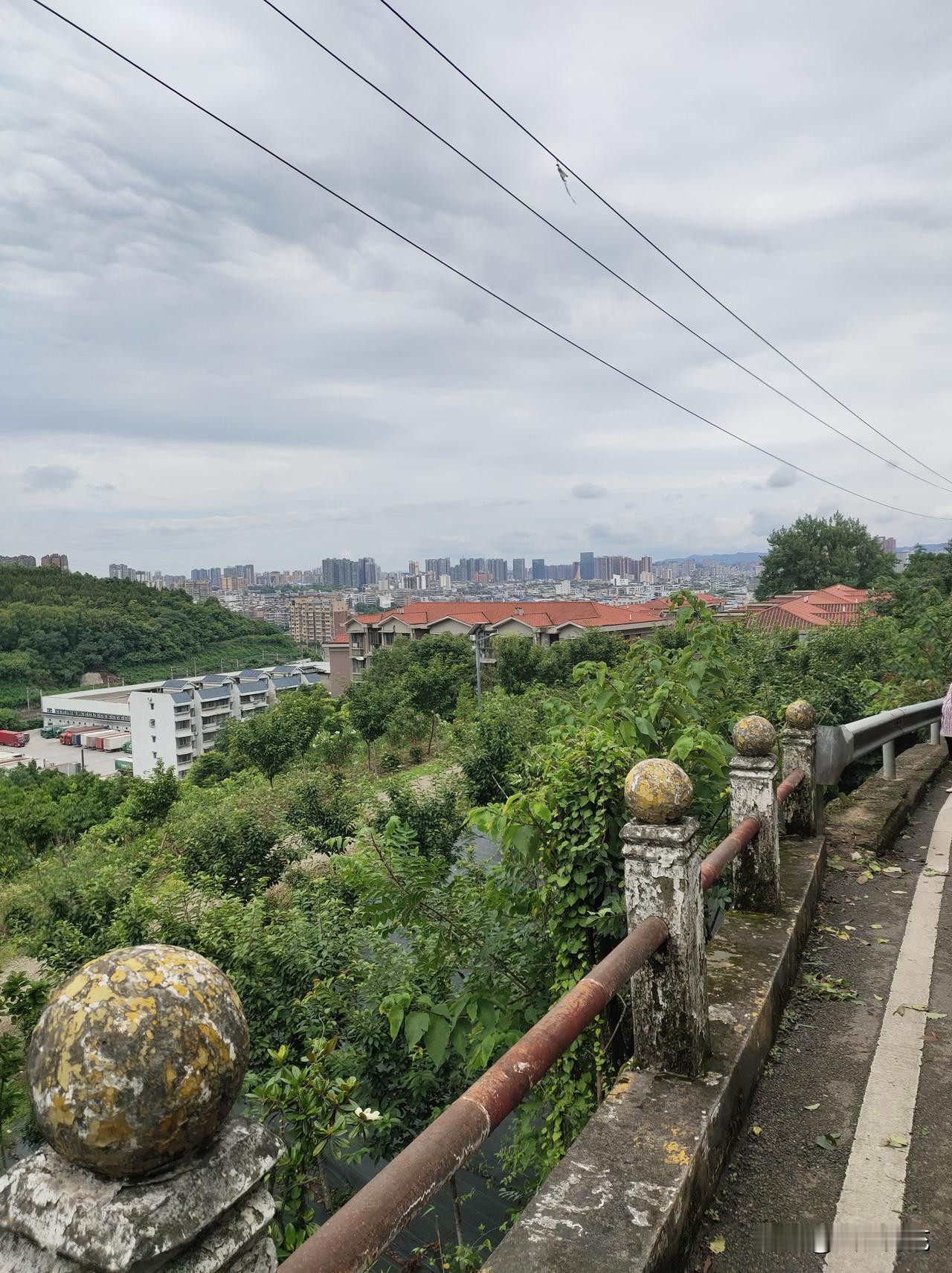 网友爆料称：近日在南充西山（环峰路这边）环山公路看到不知是年久失修无人管还是什
