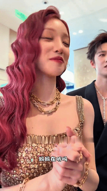 李昀锐跟在“社交女王”宋雨琦身边有点憨，完全插不上话，宋雨琦表情丰富，跟大家聊得