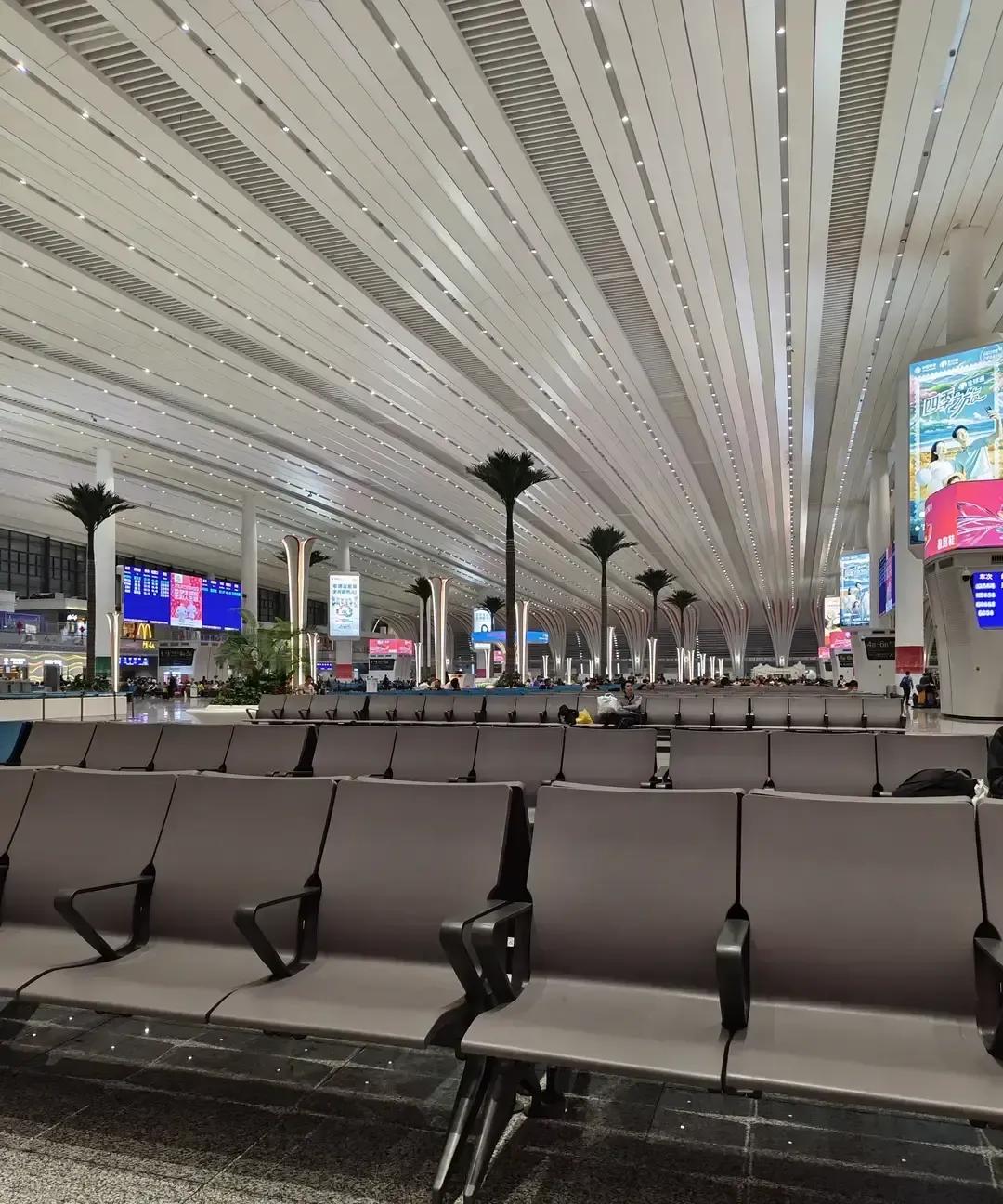 广州白云火车站晚上十点本该人挤人，结果候车大厅空得能踢足球。网友拍视频问春运去